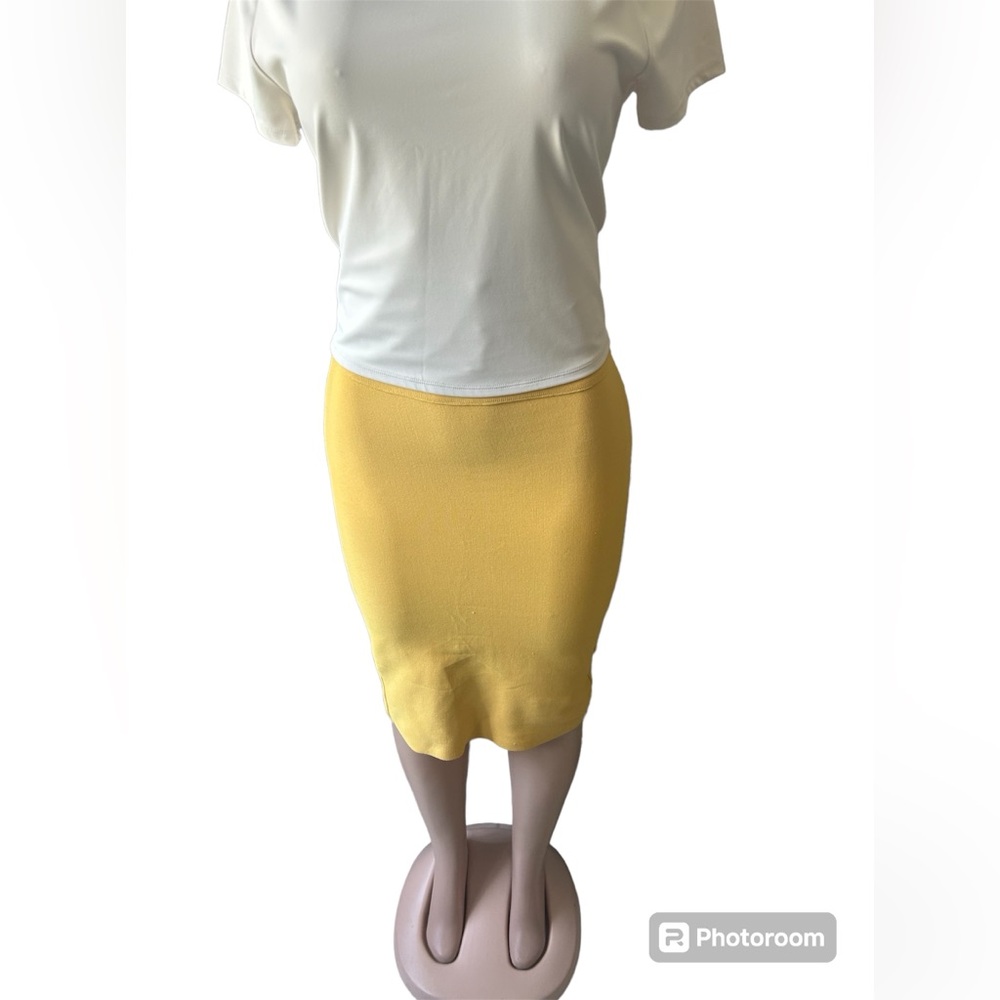 Pretty yellow high waisted skirt in a size XL. Great curvy fit. Bodycon